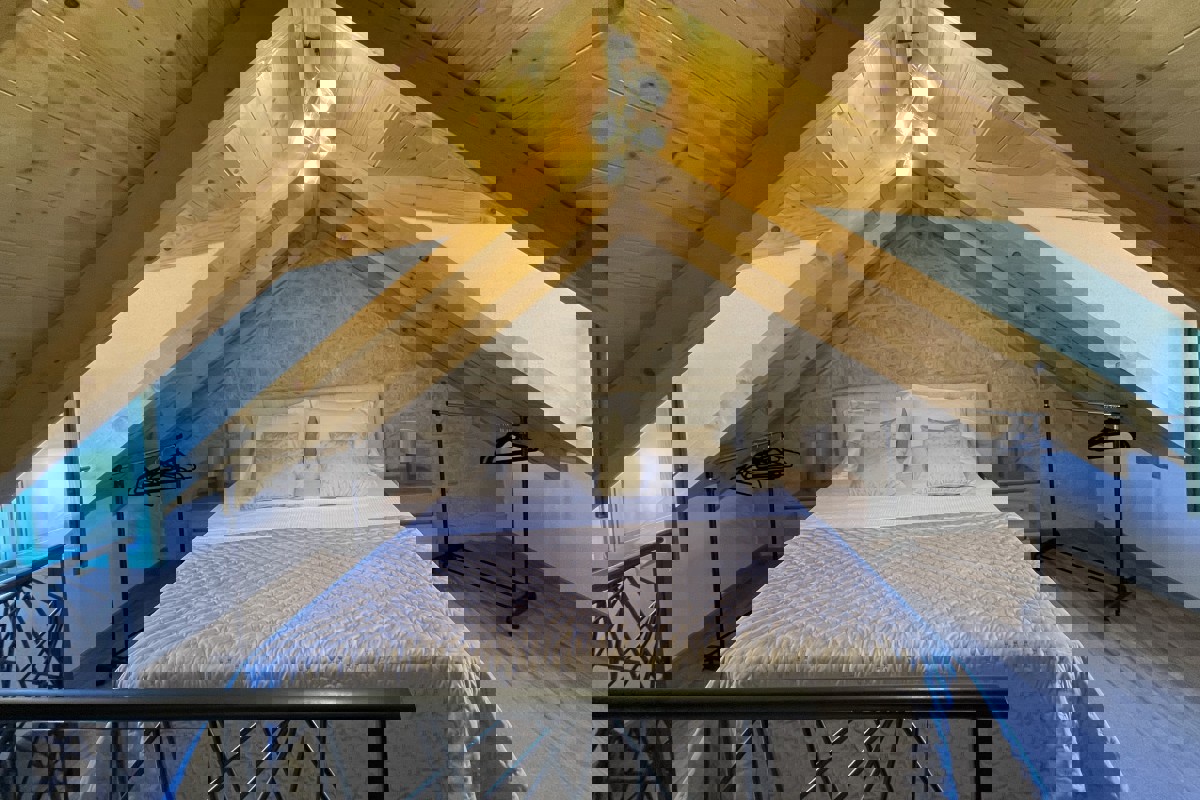 Casa in pietra a tre piani recentemente ristrutturata