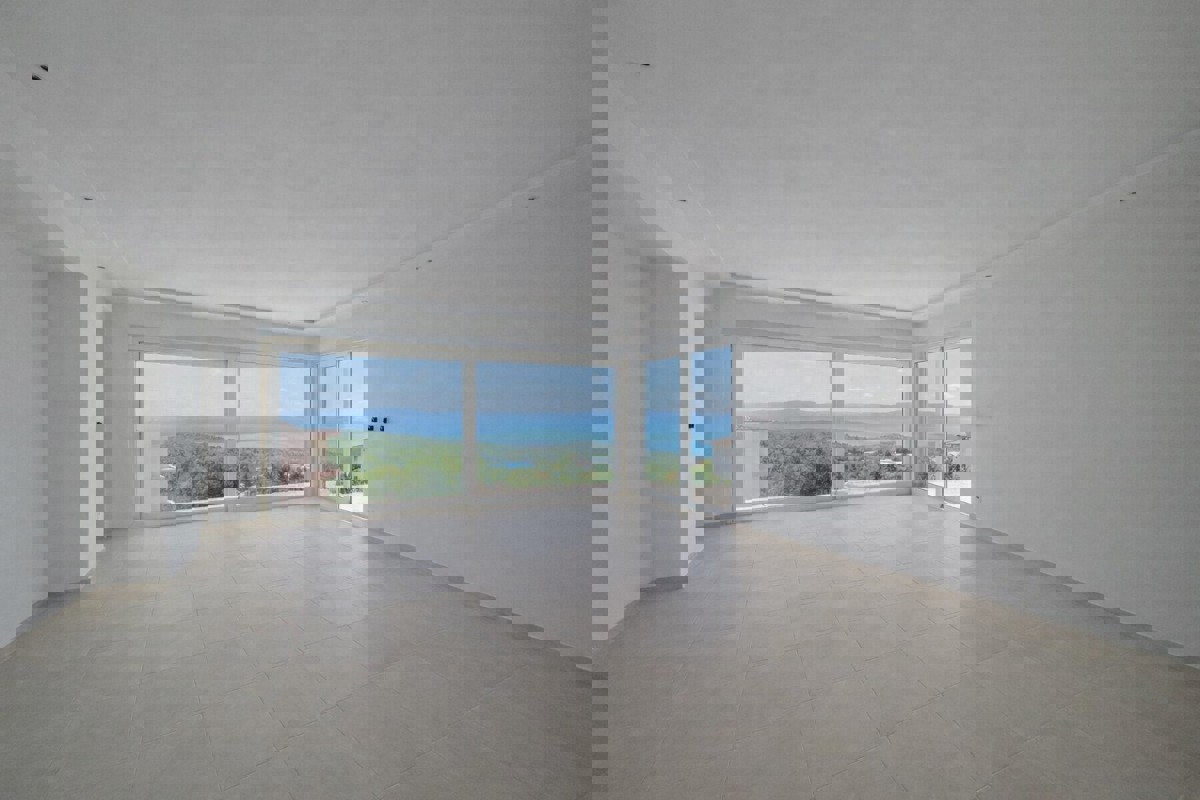 Attico con terrazza panoramica e vista mare