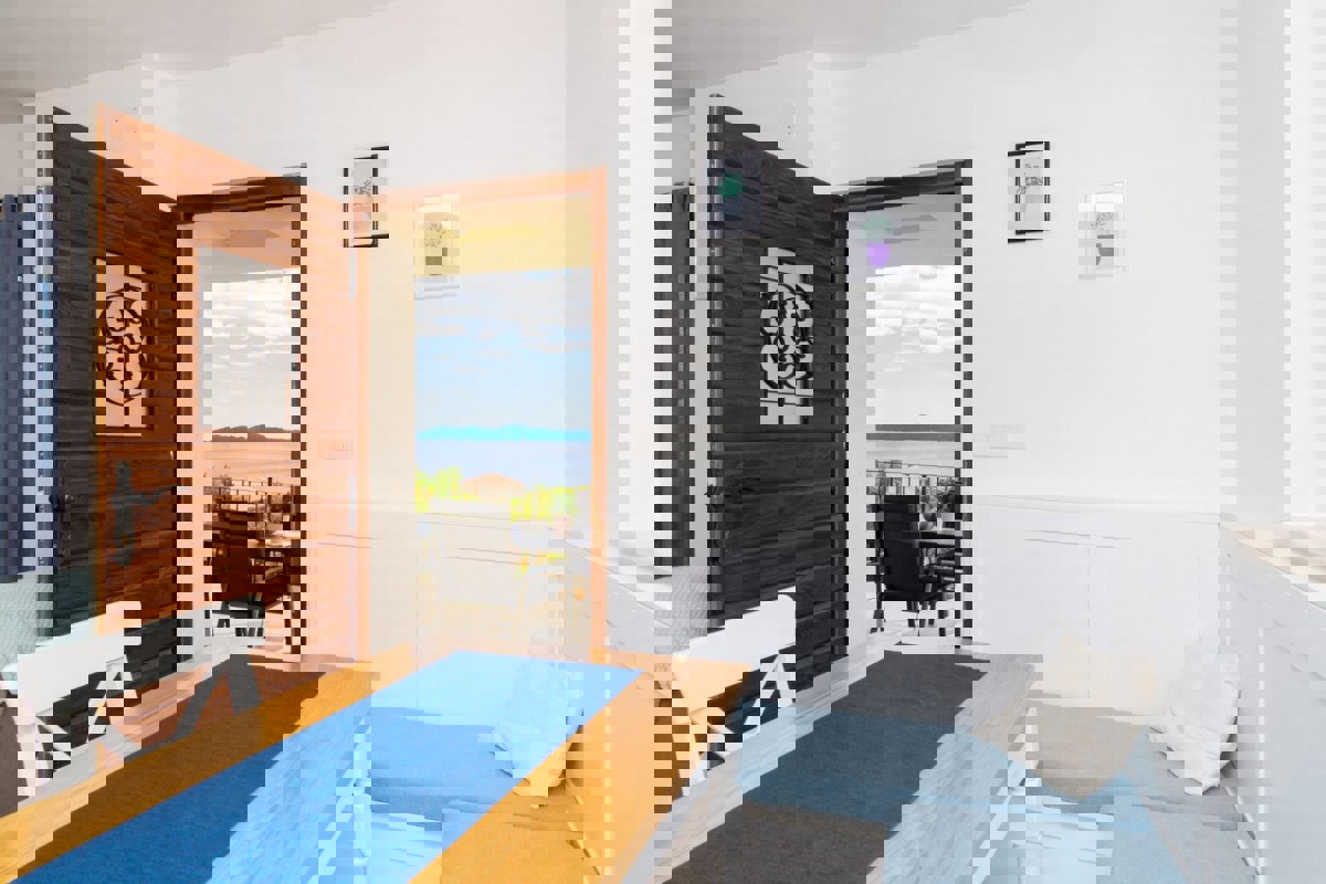 Casa vacanze con piscina - prima fila al mare