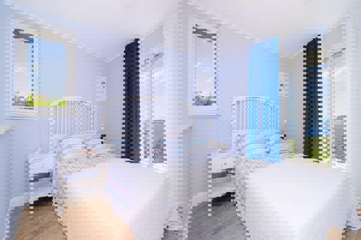 Casa vacanze con piscina - prima fila al mare