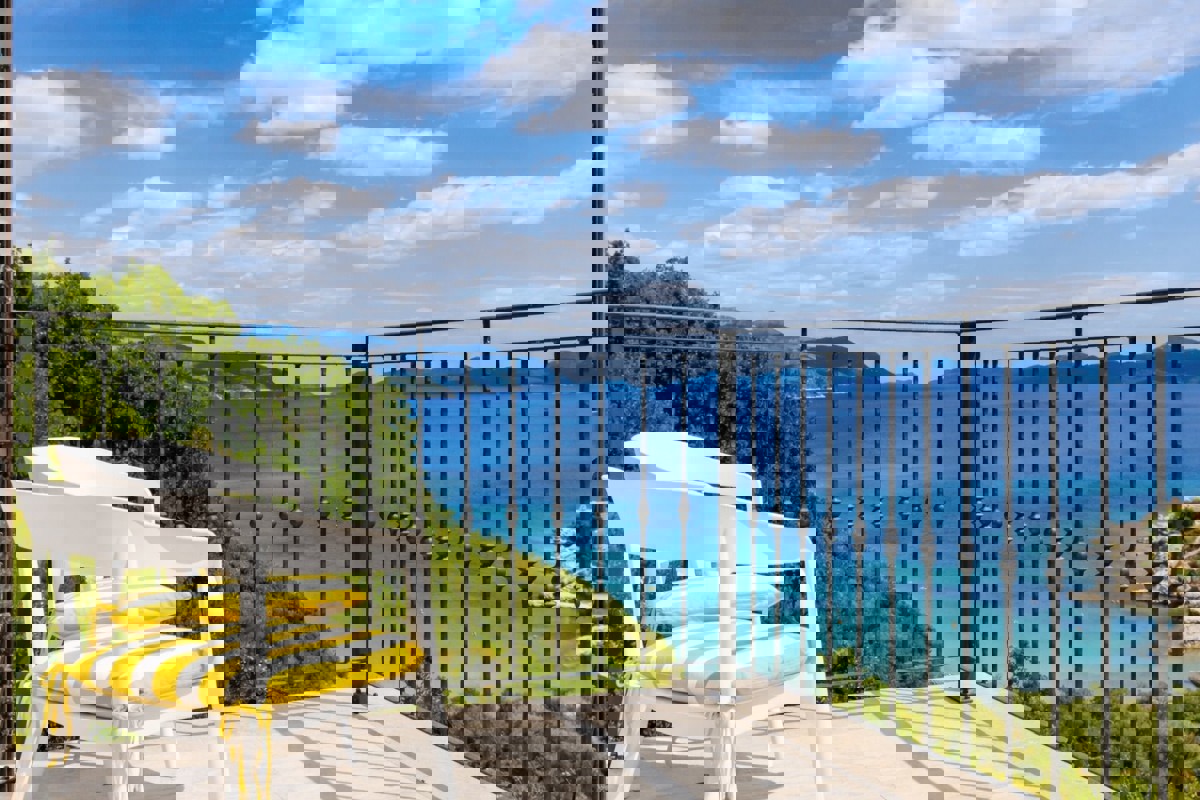 Casa vacanze con piscina - prima fila al mare