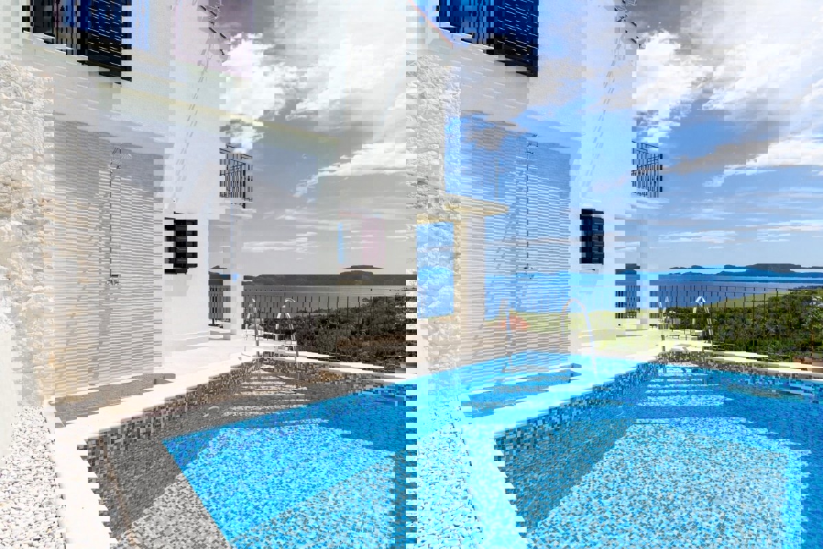 Casa vacanze con piscina - prima fila al mare