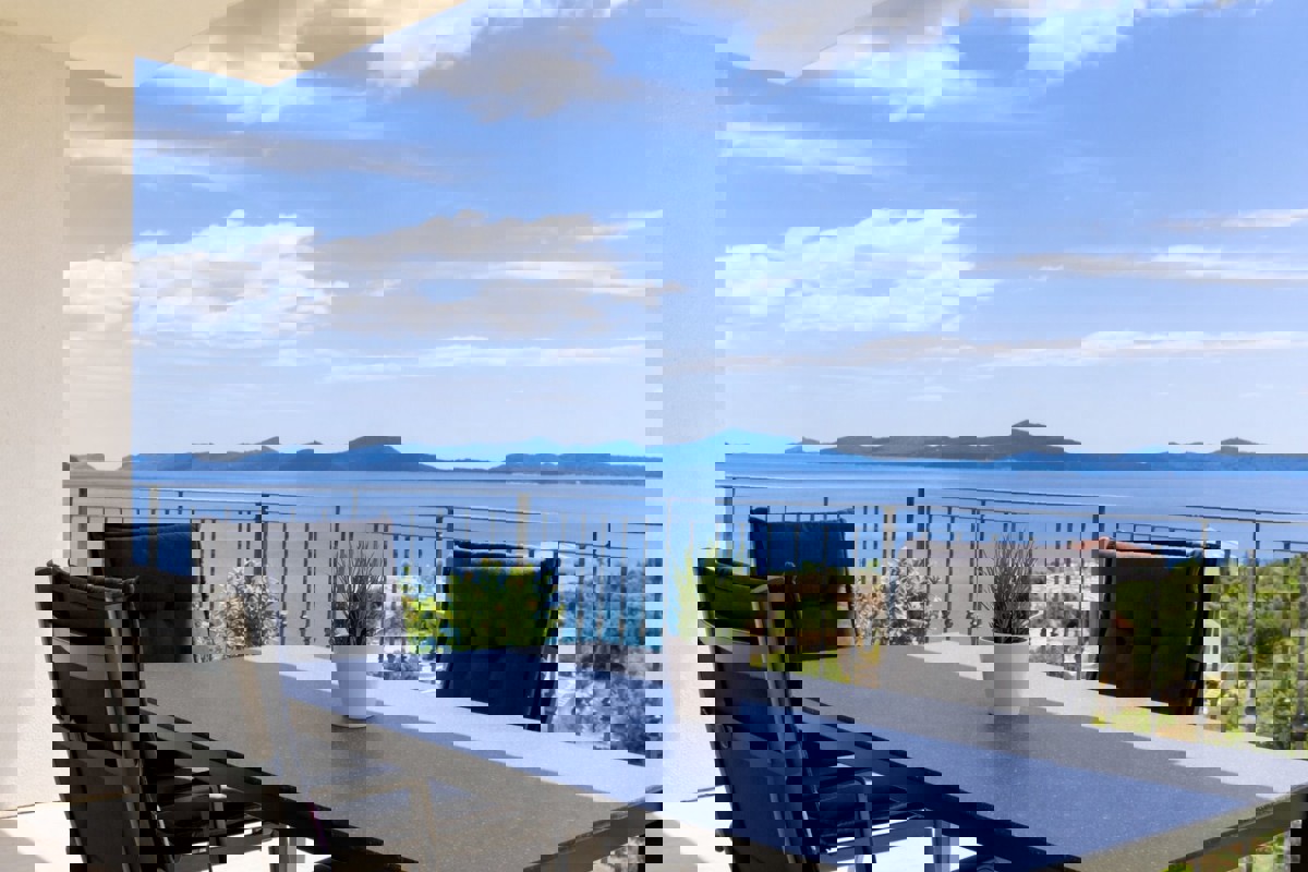 Casa vacanze con piscina - prima fila al mare