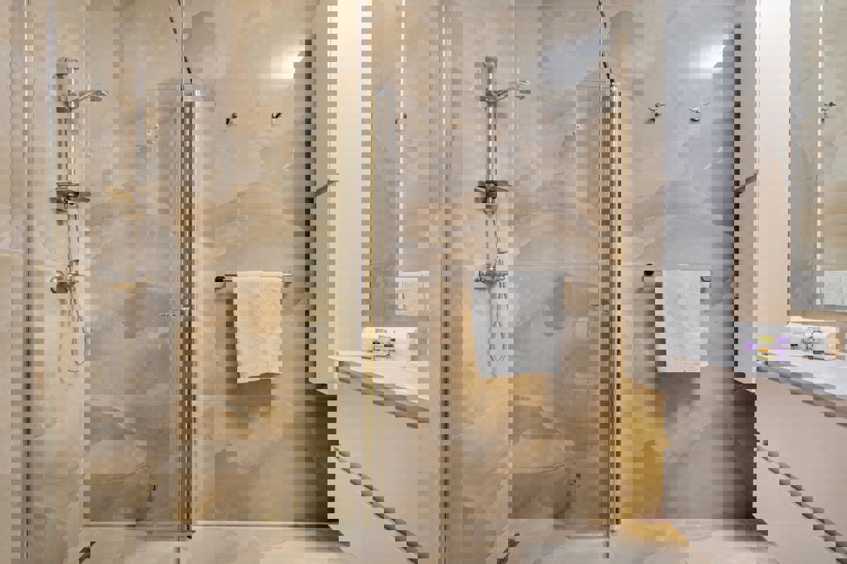 Appartamento recentemente ristrutturato con vista mare aperta e ampio giardino