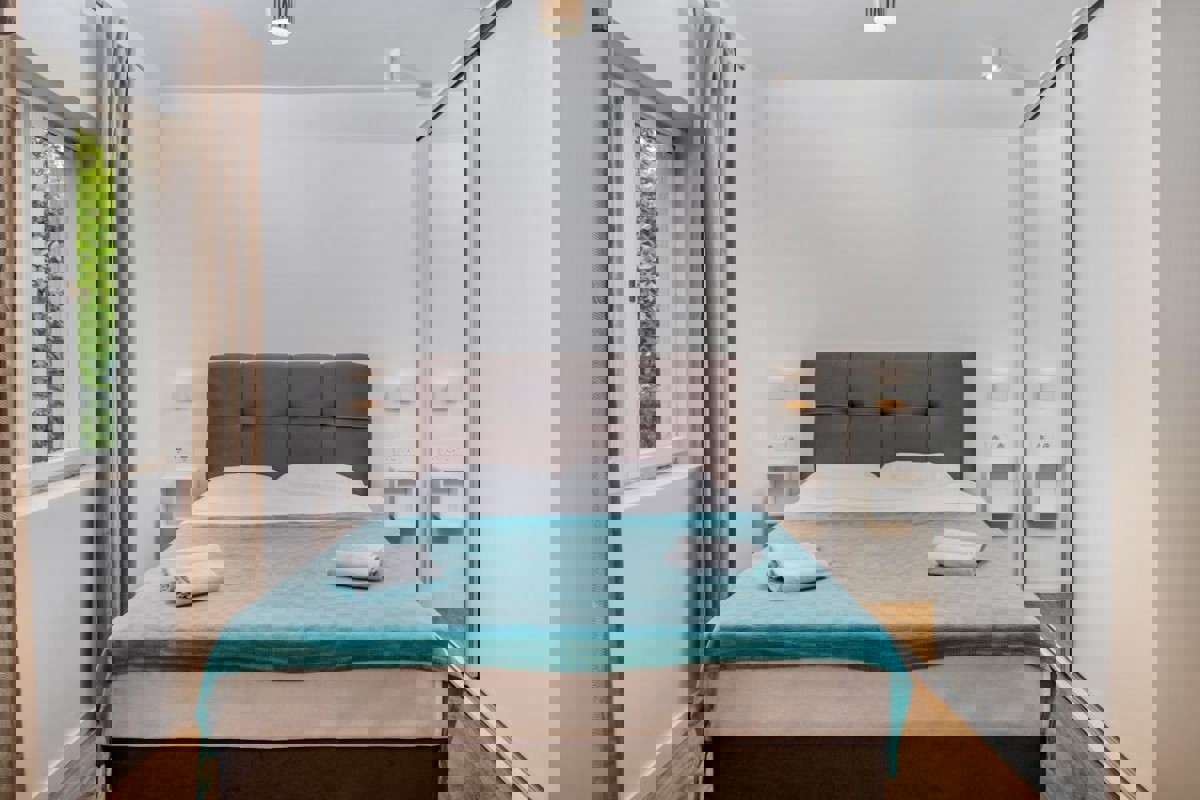 Appartamento recentemente ristrutturato con vista mare aperta e ampio giardino