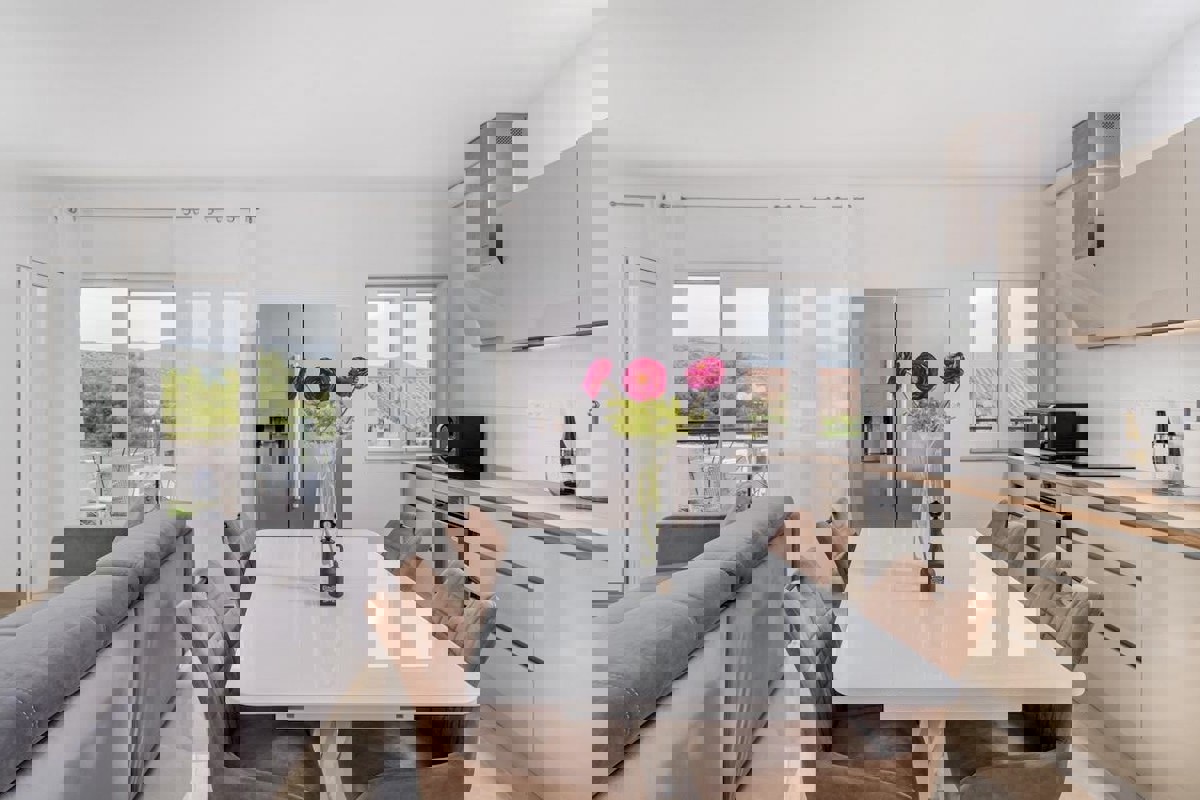 Appartamento recentemente ristrutturato con vista mare aperta e ampio giardino