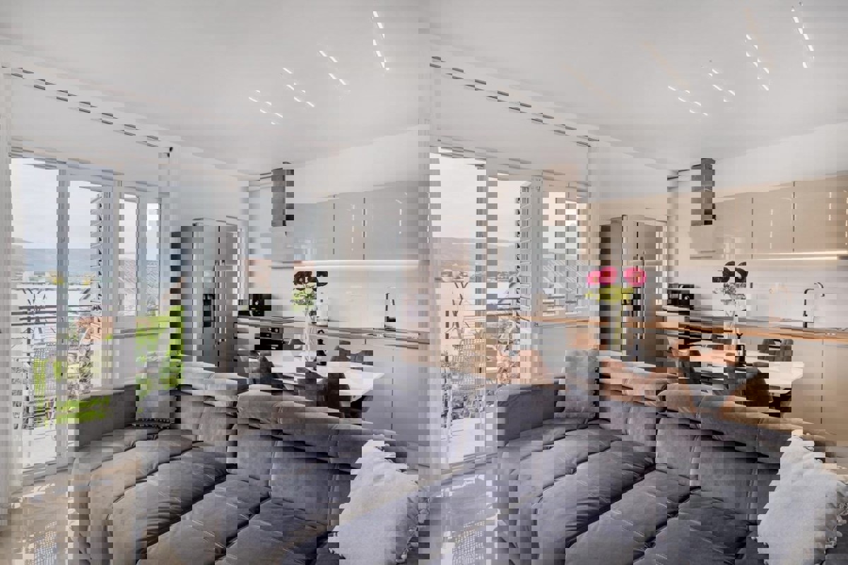 Appartamento recentemente ristrutturato con vista mare aperta e ampio giardino