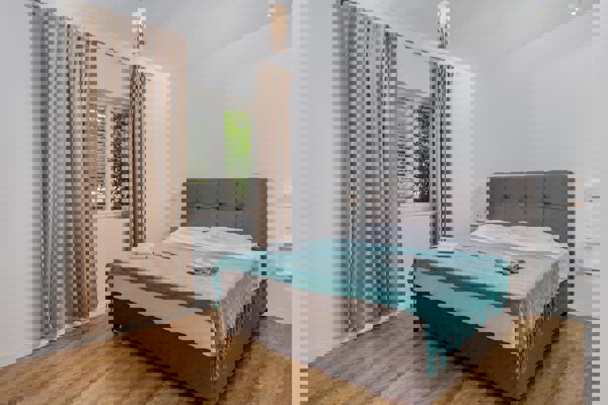 Appartamento recentemente ristrutturato con vista mare aperta e ampio giardino