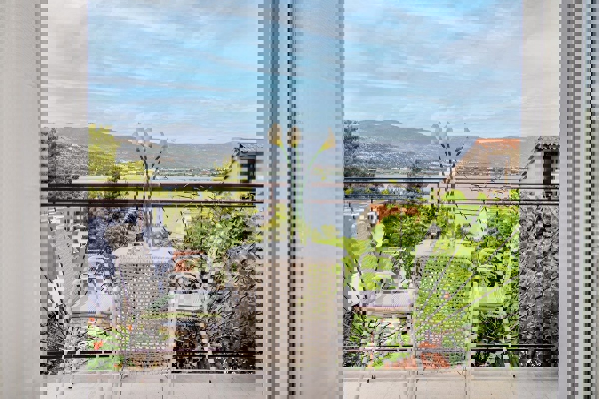 Appartamento recentemente ristrutturato con vista mare aperta e ampio giardino