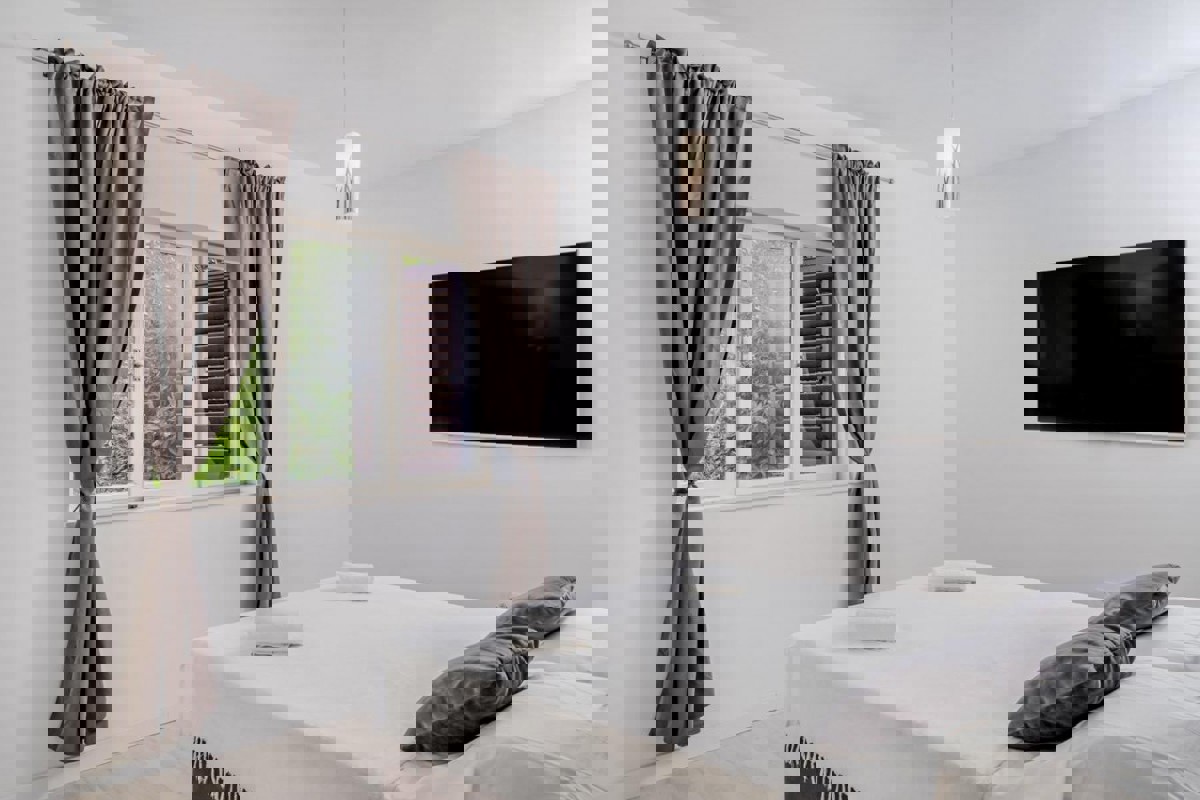 Appartamento recentemente ristrutturato con vista mare aperta e ampio giardino