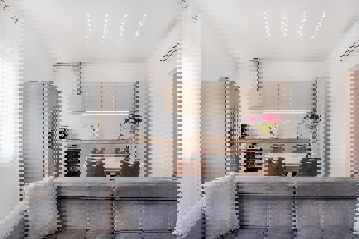 Appartamento recentemente ristrutturato con vista mare aperta e ampio giardino