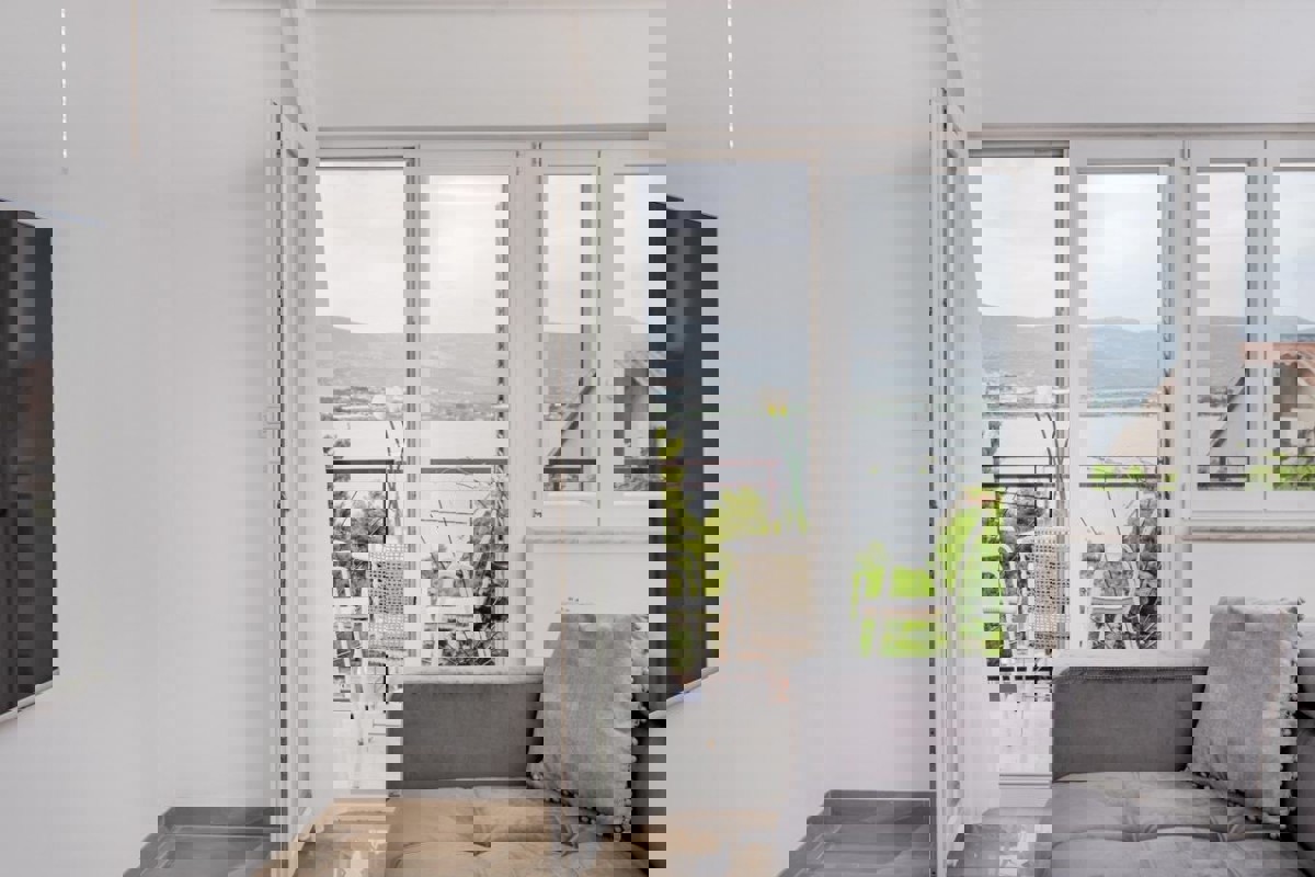 Appartamento recentemente ristrutturato con vista mare aperta e ampio giardino