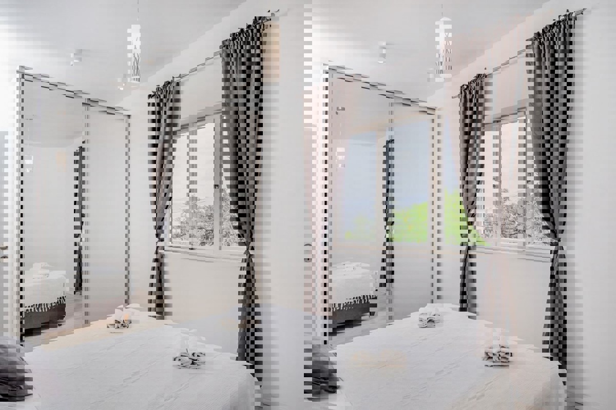 Appartamento recentemente ristrutturato con vista mare aperta e ampio giardino