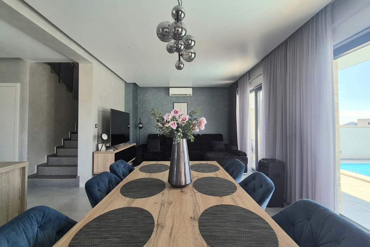 Villa moderna con piscina e terrazza sul tetto