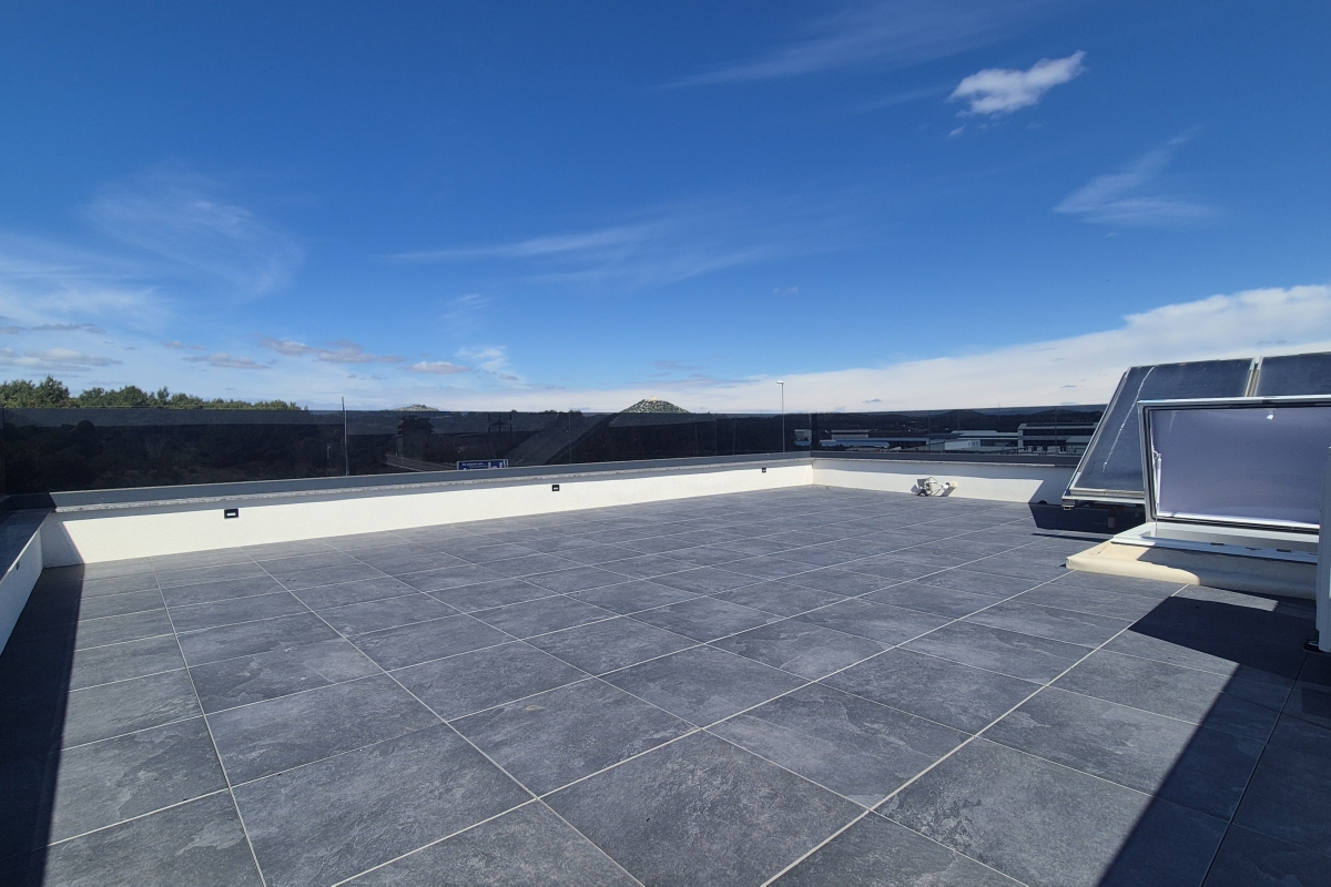 Villa moderna con piscina e terrazza sul tetto