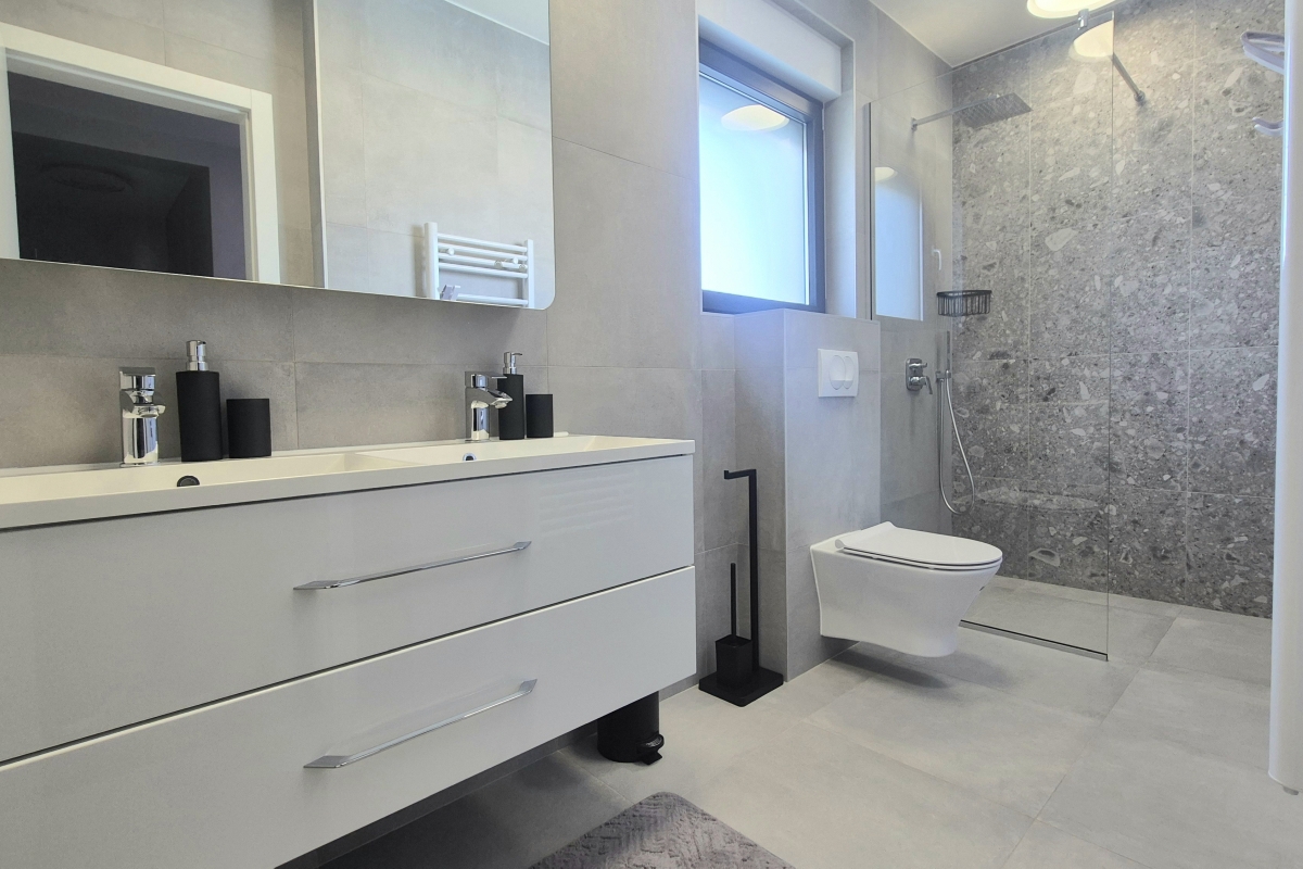 Villa moderna con piscina e terrazza sul tetto