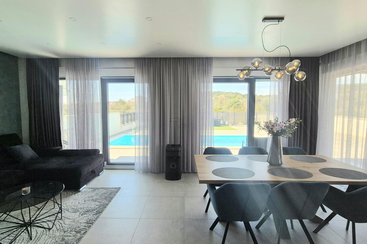 Villa moderna con piscina e terrazza sul tetto