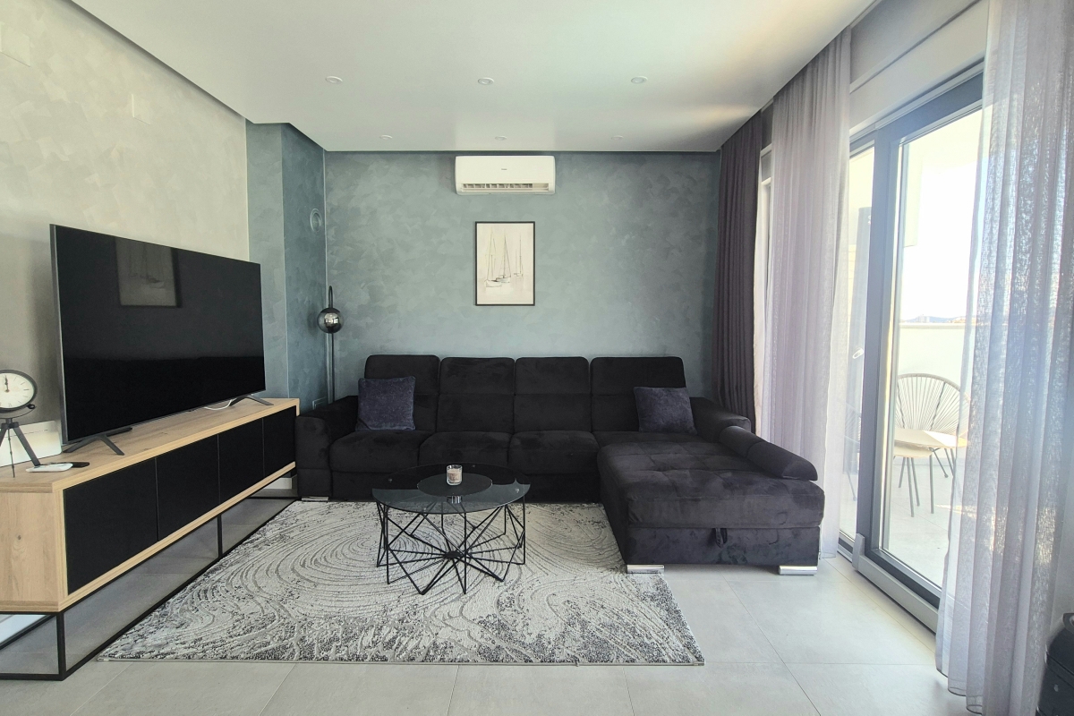 Villa moderna con piscina e terrazza sul tetto