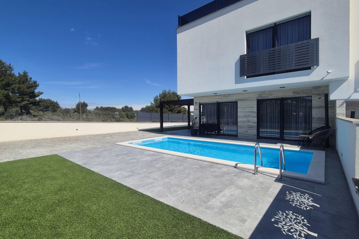 Villa moderna con piscina e terrazza sul tetto