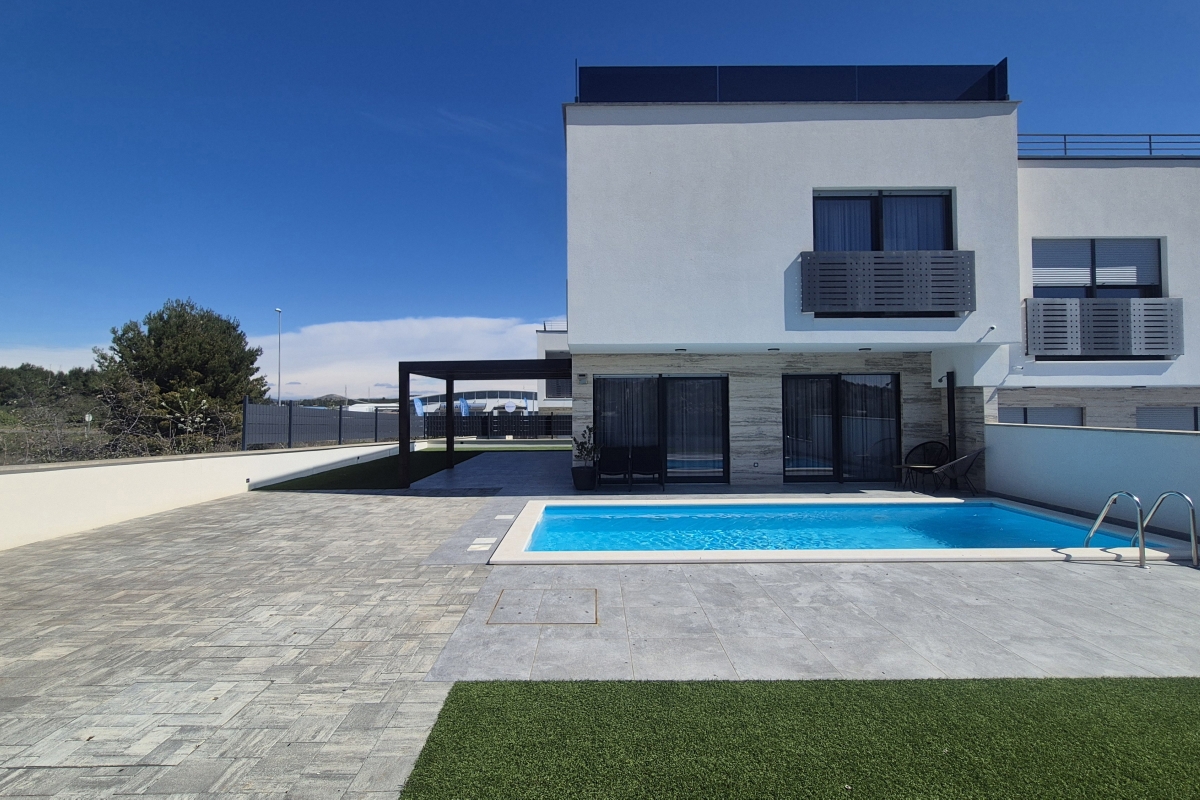 Villa moderna con piscina e terrazza sul tetto