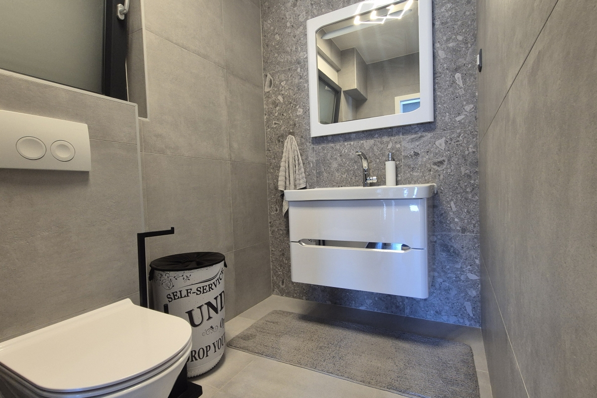 Villa moderna con piscina e terrazza sul tetto