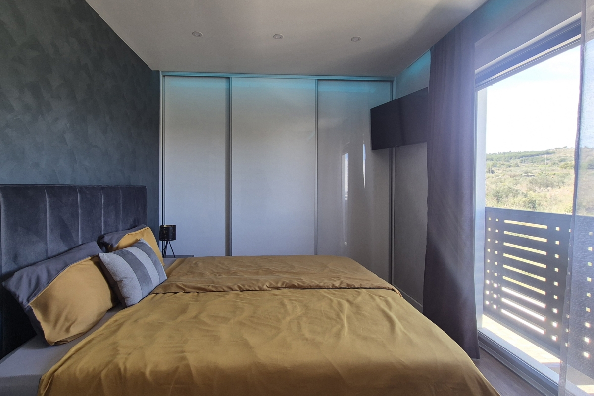 Villa moderna con piscina e terrazza sul tetto