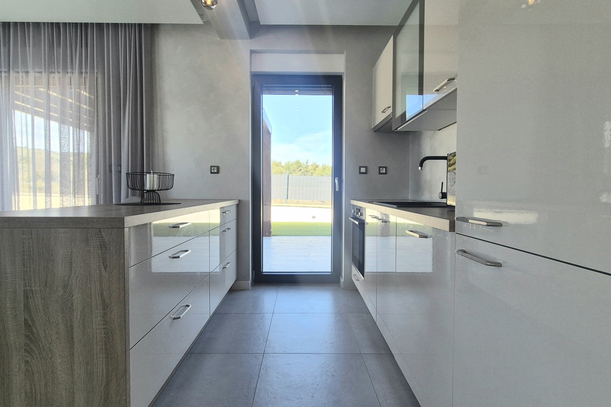 Villa moderna con piscina e terrazza sul tetto