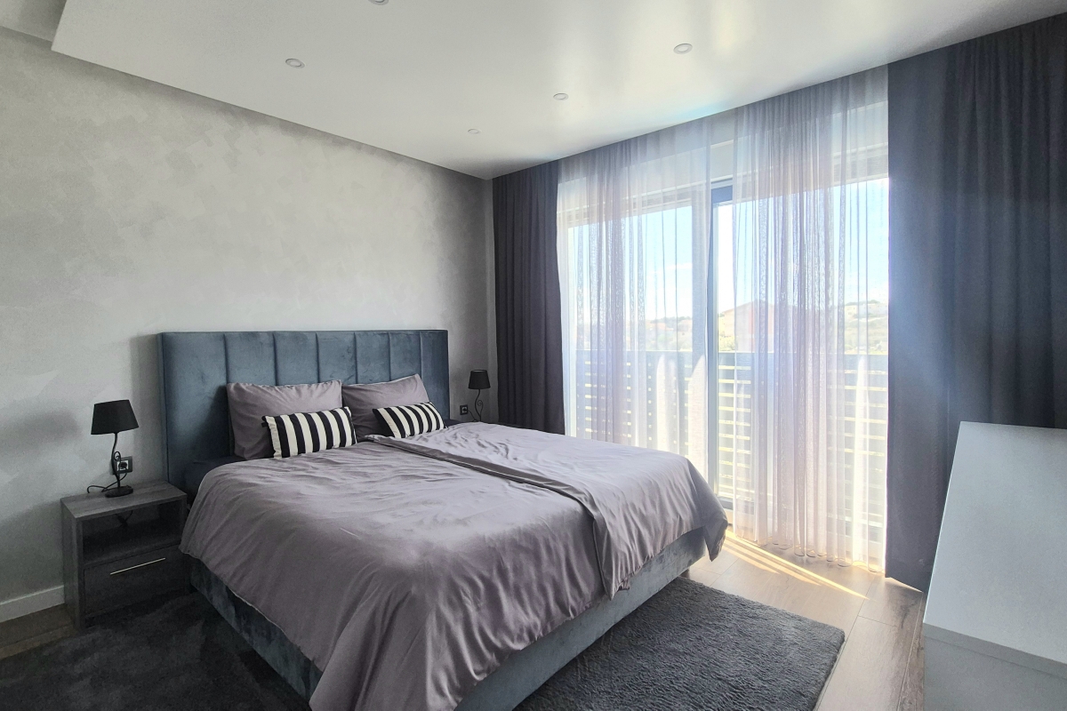 Villa moderna con piscina e terrazza sul tetto