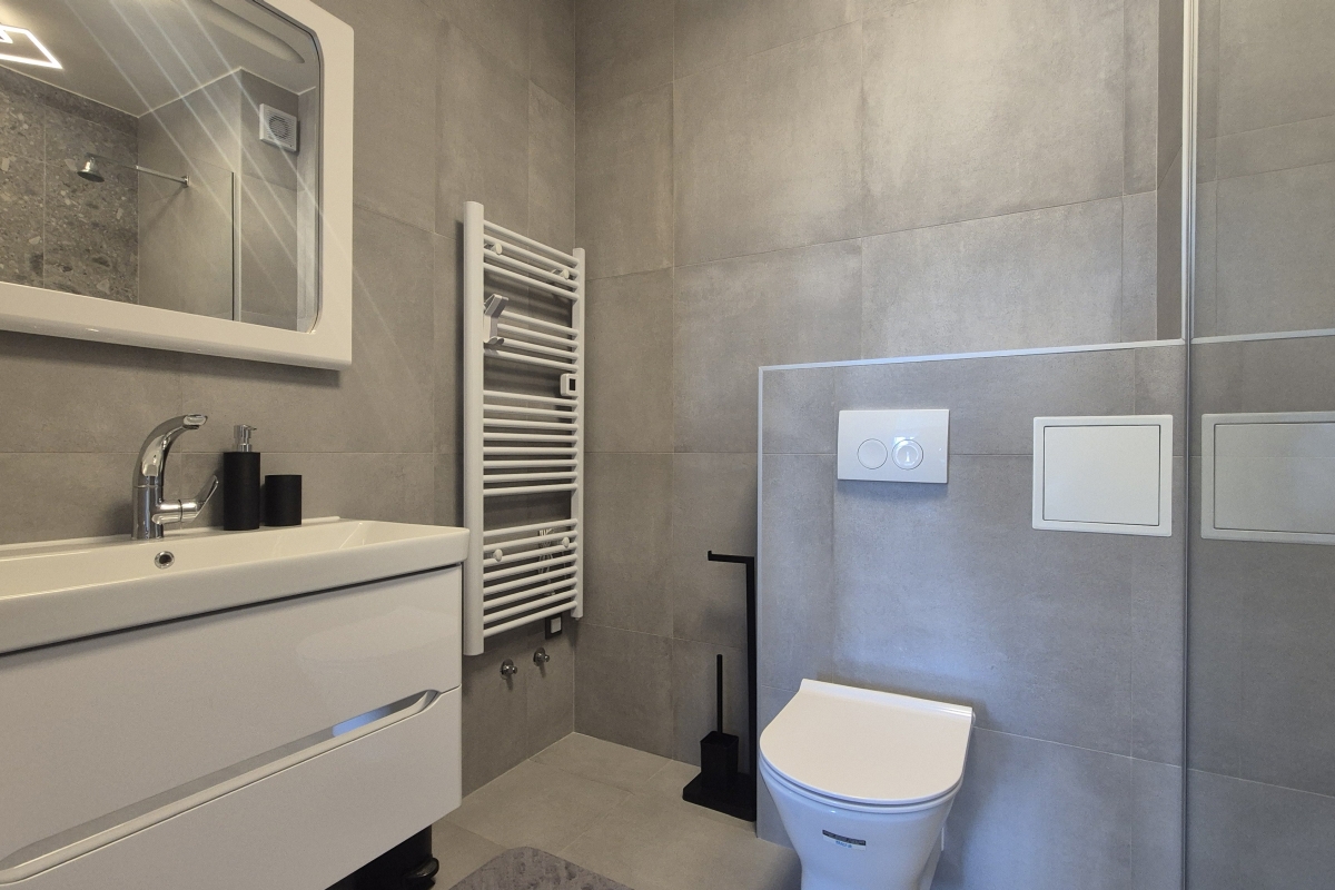 Villa moderna con piscina e terrazza sul tetto