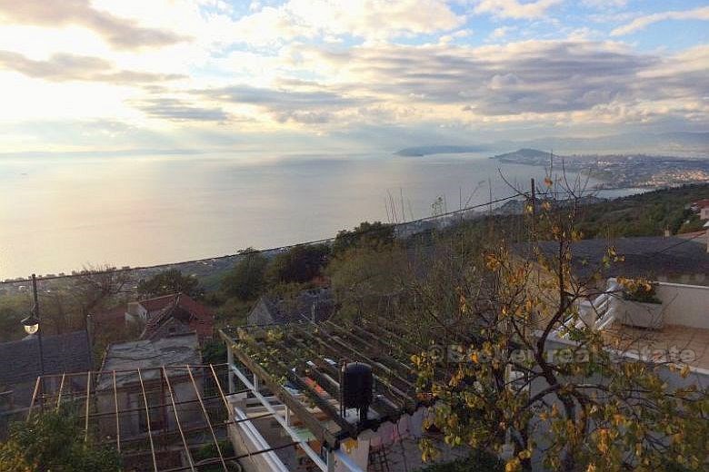 Casa bifamiliare con vista sul mare aperto, in vendita