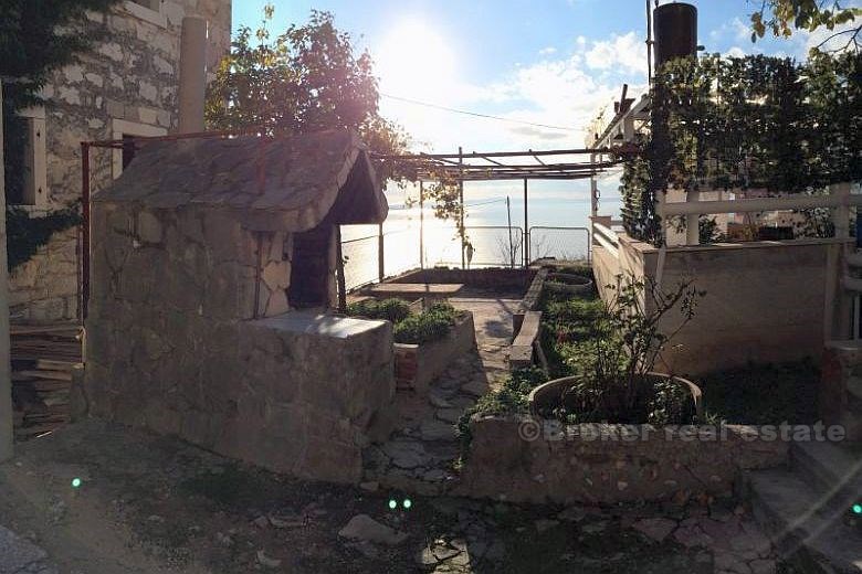 Casa bifamiliare con vista sul mare aperto, in vendita