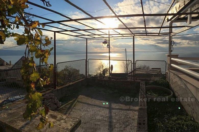 Casa bifamiliare con vista sul mare aperto, in vendita