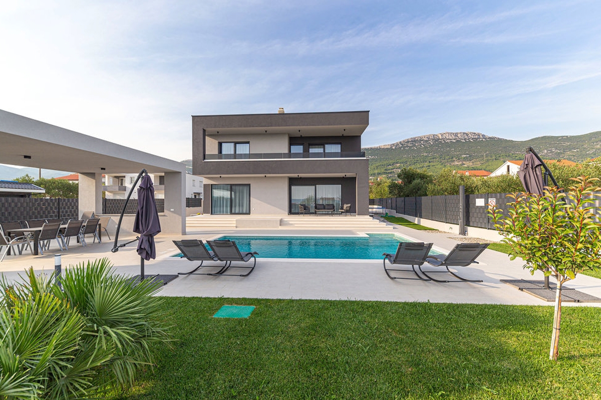 Villa di recente costruzione con piscina
