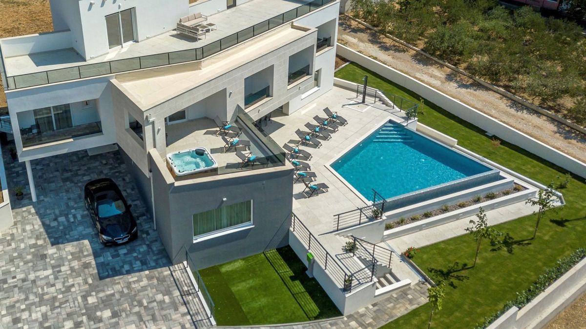 Villa con piscina e vista mare