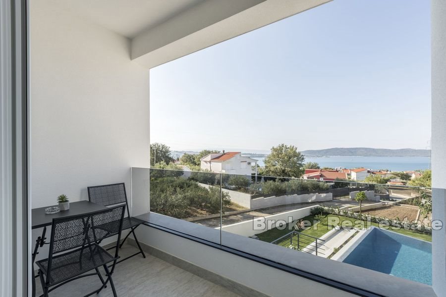 Villa con piscina e vista mare