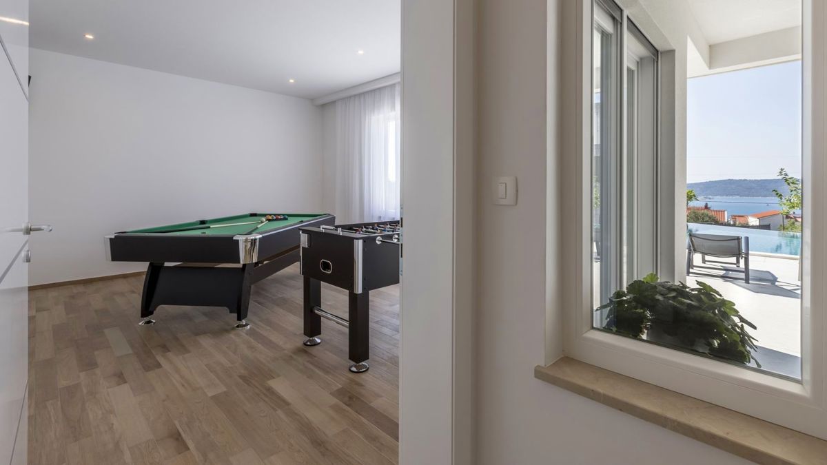 Villa con piscina e vista mare