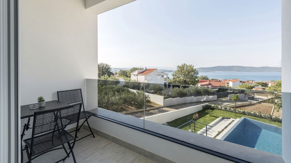 Villa con piscina e vista mare