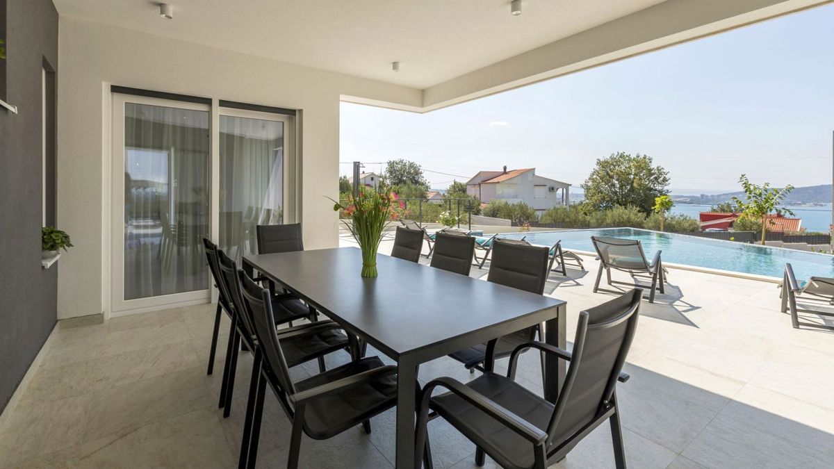 Villa con piscina e vista mare