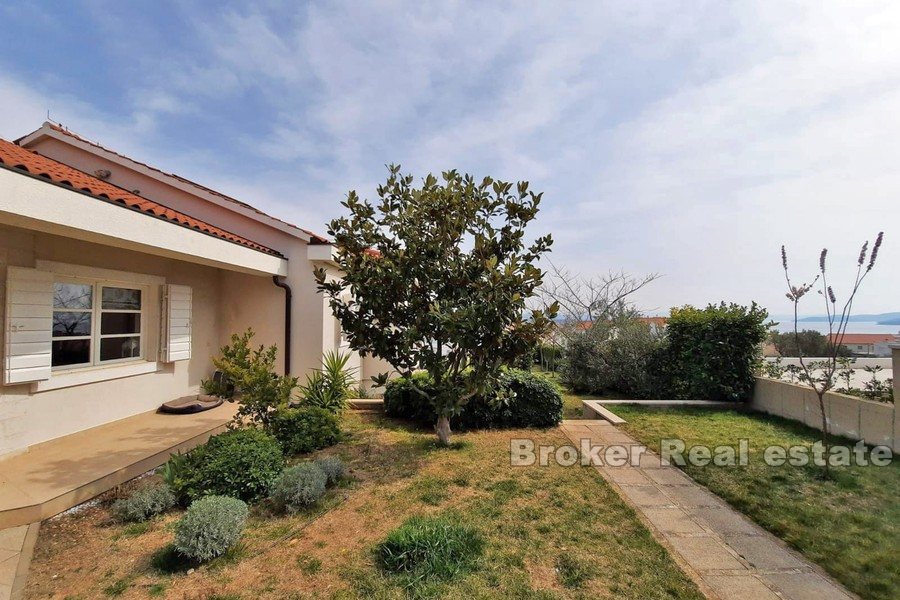 Villa mediterranea con piscina e vista mare