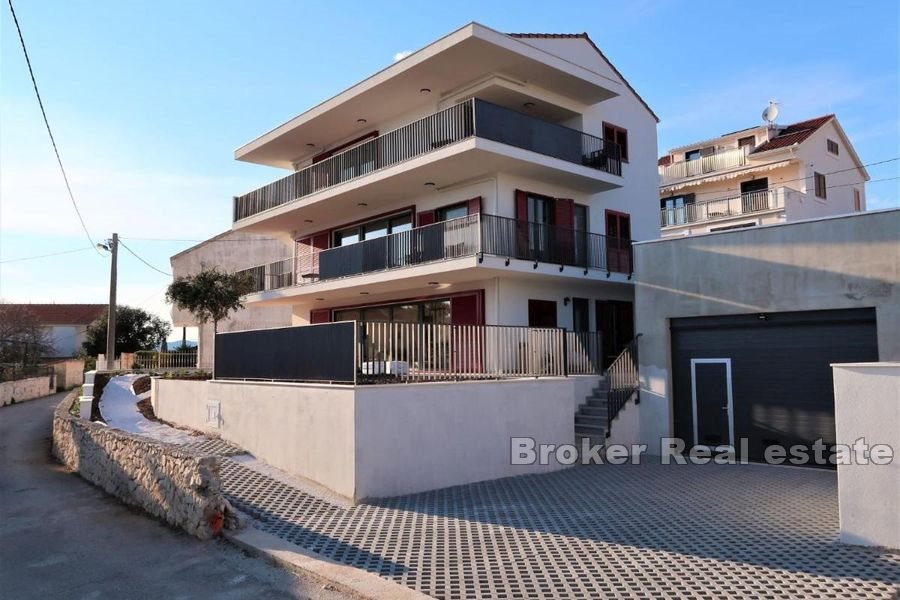 Palazzina con 2 piscine e vista mare