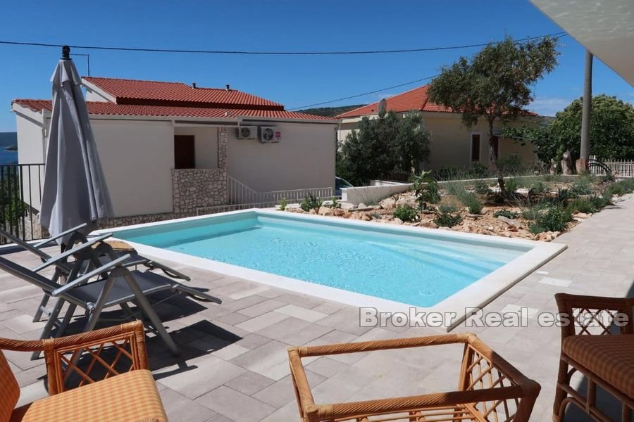 Palazzina con 2 piscine e vista mare