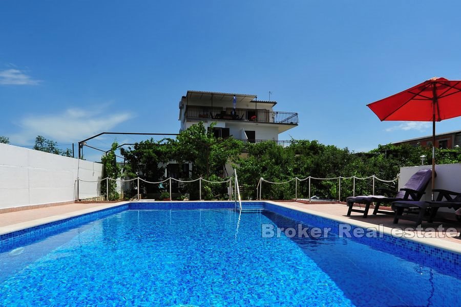 Casa con piscina e vista mare aperta