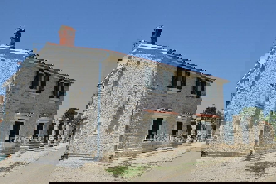 Casale in pietra con piscina