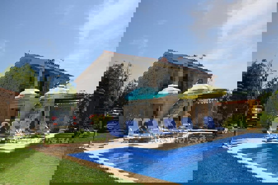 Casale in pietra con piscina