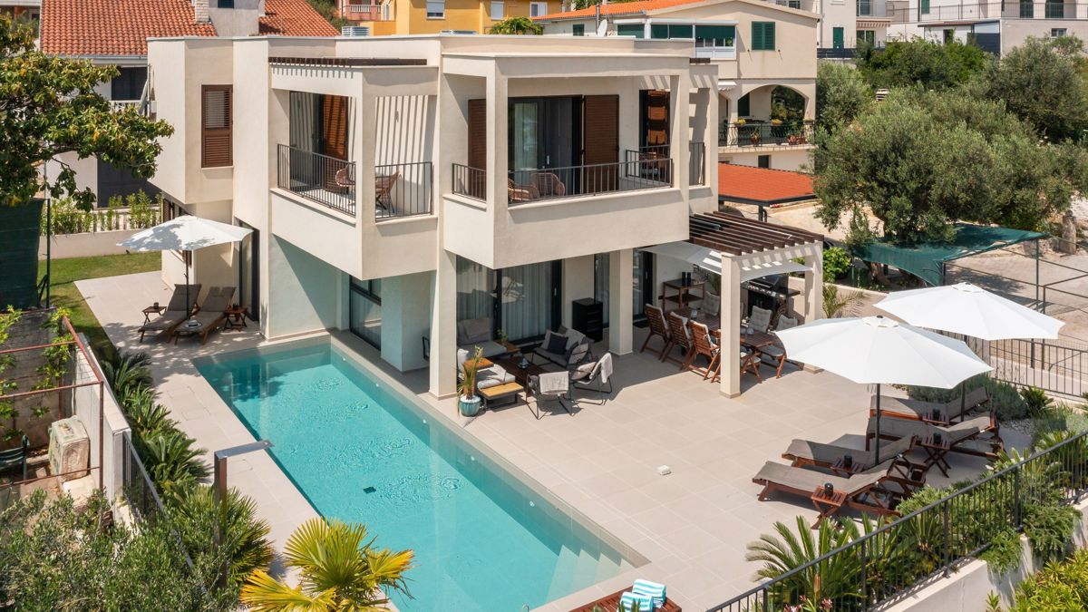 Villa con piscina vicino al mare