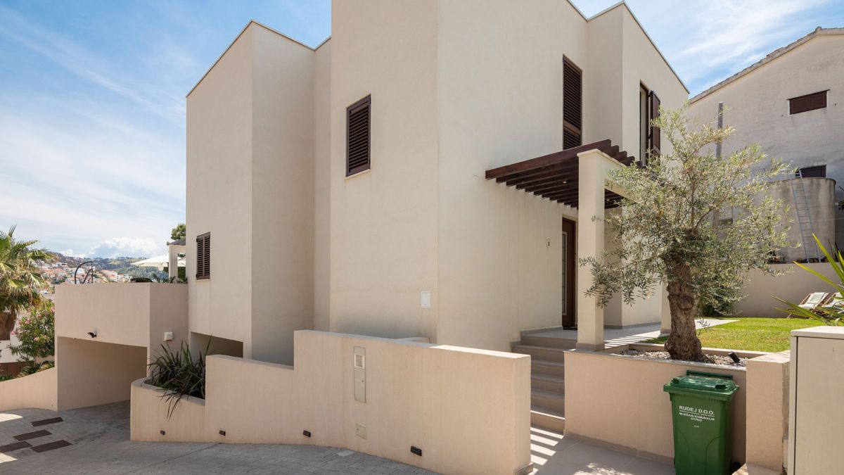 Villa con piscina vicino al mare