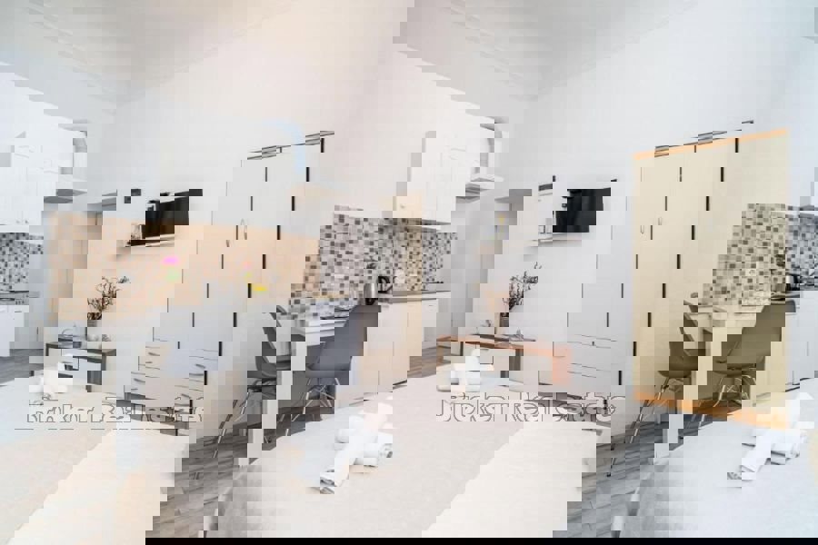 Quattro appartamenti con uffici, in centro