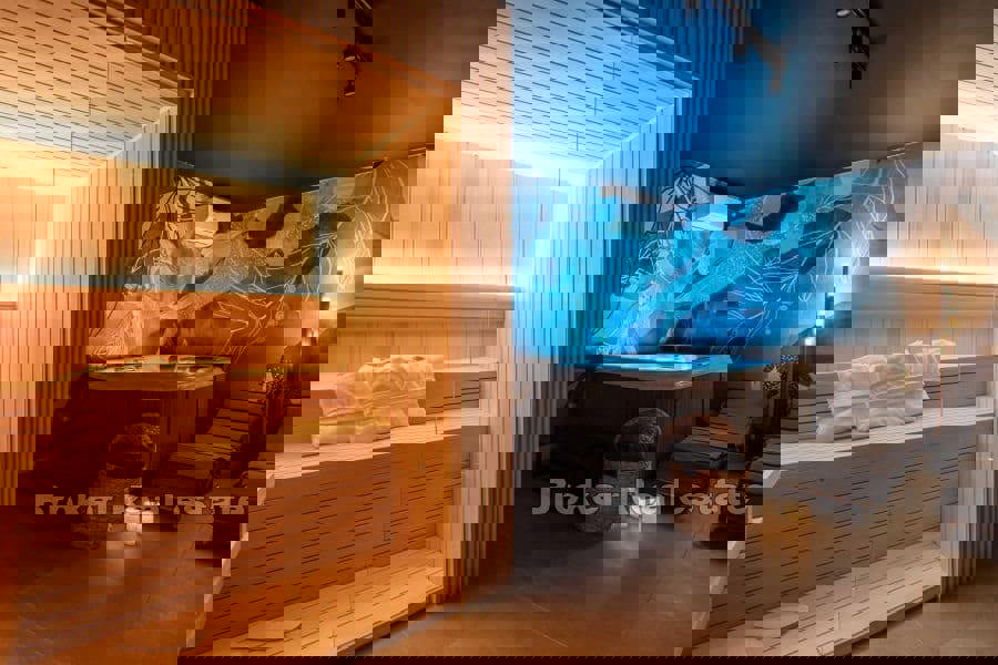 Lussuoso appartamento su due piani con piscina e vista mare