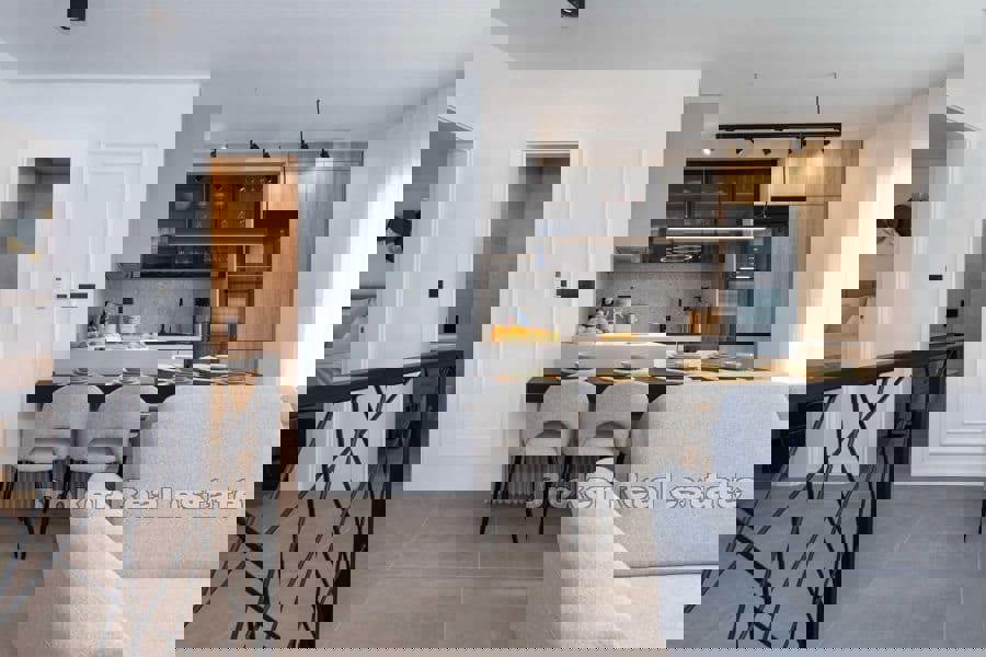 Lussuoso appartamento su due piani con piscina e vista mare