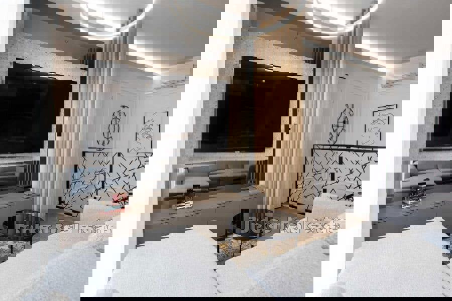 Lussuoso appartamento su due piani con piscina e vista mare